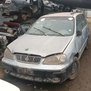 Kia Carens año 2002 en desarme