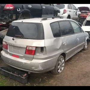 Kia Carens año 2005 motor 2.0 en desarme